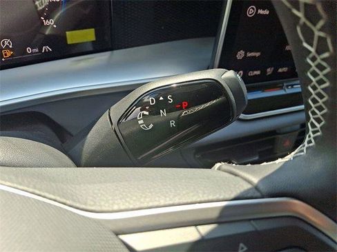New 2025 Volkswagen Tiguan SE image 11