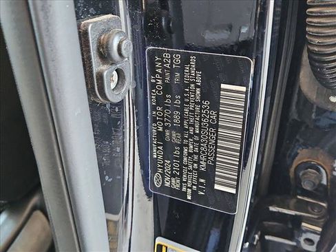 Used 2025 Hyundai Venue SEL FWD image 25
