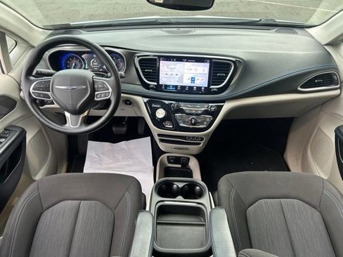 Used 2021 Chrysler Pacifica Touring FWD image 44