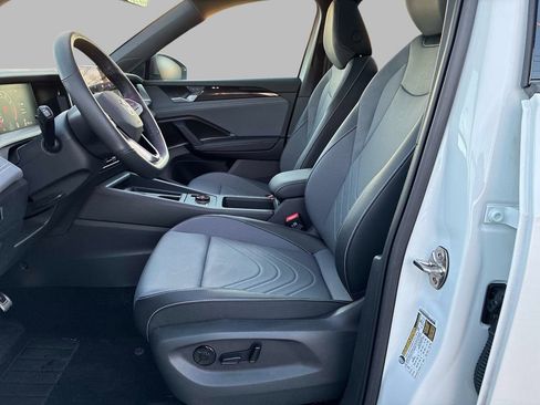 Used 2025 Volkswagen Tiguan SE R-Line image 23