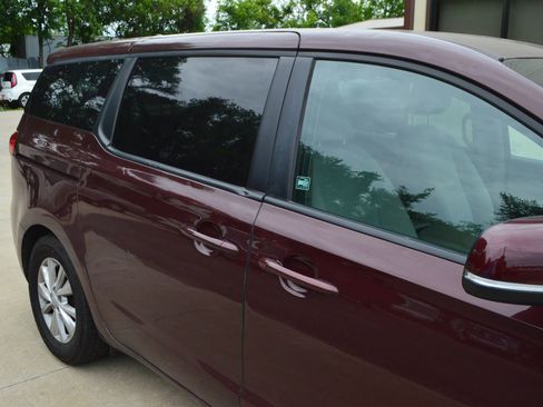 Used 2017 Kia Sedona LX FWD image 4