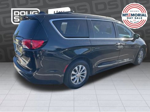 Used 2017 Chrysler Pacifica Touring-L FWD image 4
