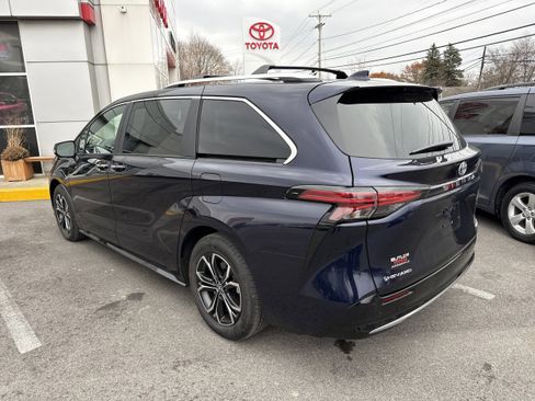Used 2025 Toyota Sienna Platinum image 19