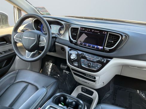 Used 2023 Chrysler Pacifica Touring-L FWD image 14