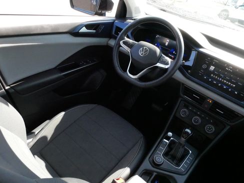 Certified 2022 Volkswagen Taos SE w/ Panoramic Sunroof Package AWD/4WD image 9