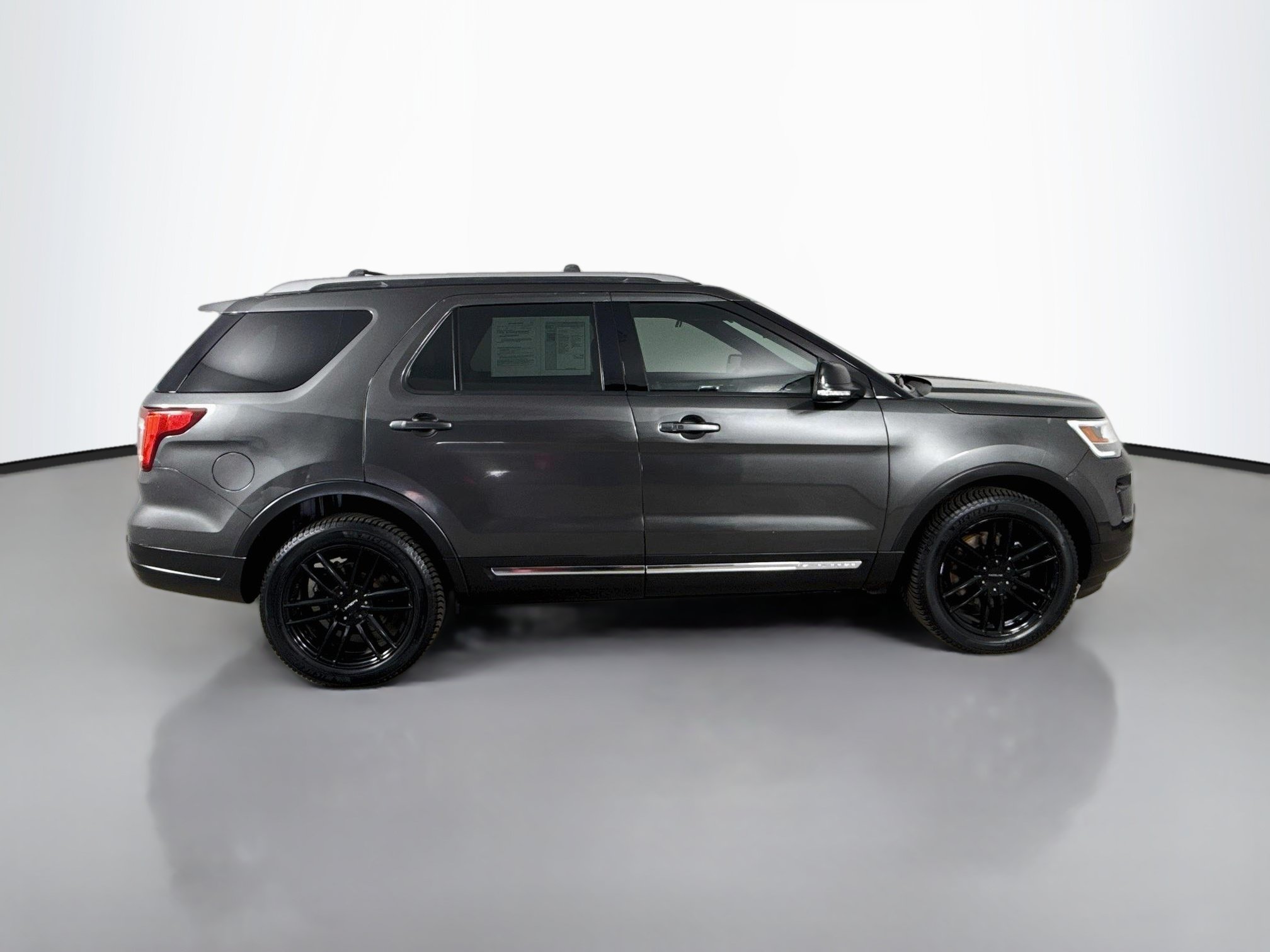 Used 2018 Ford Explorer XLT w/ Equipment Group 202A AWD/4WD image 9