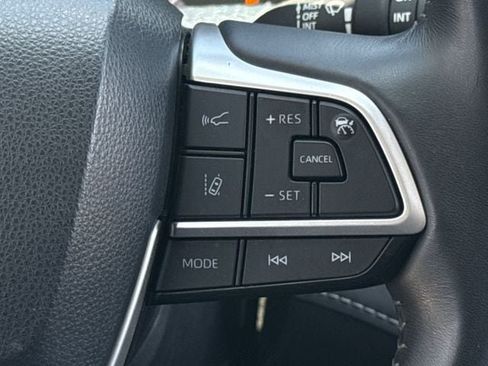 Used 2024 Toyota Highlander LE AWD/4WD image 13