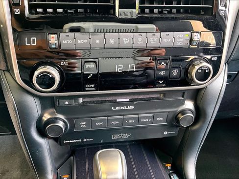 Used 2023 Lexus GX 460 Luxury w/ Accessory Package AWD/4WD image 32