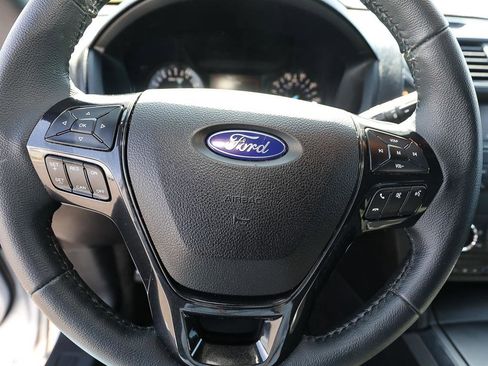 Used 2018 Ford Explorer XLT FWD image 15