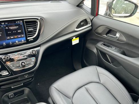 New 2026 Chrysler Pacifica Select image 33