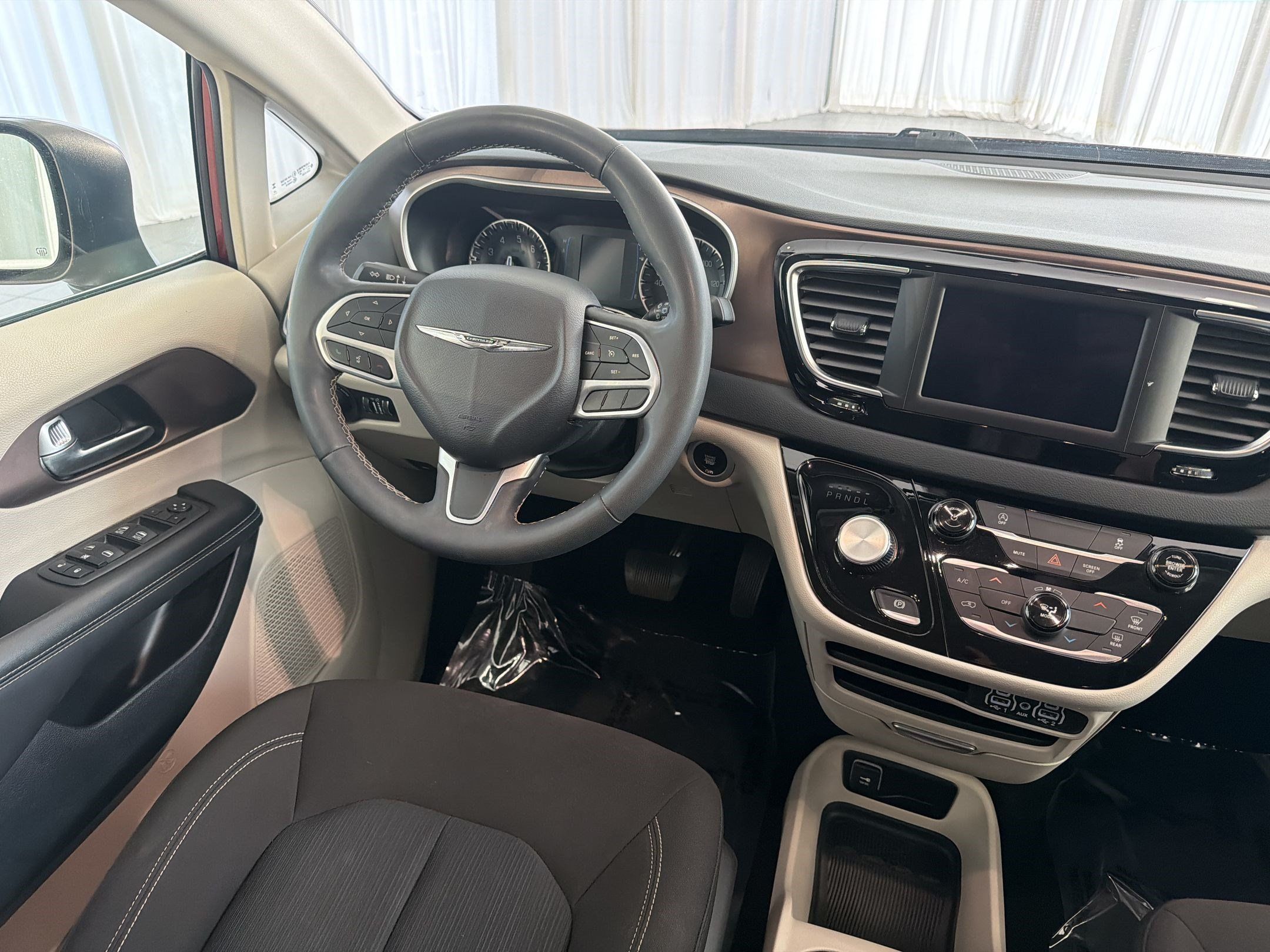 Used 2023 Chrysler Voyager LX FWD image 29