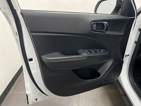 Used 2025 Hyundai Venue Limited FWD image 11