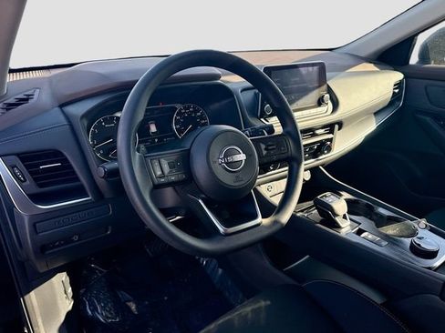 Used 2023 Nissan Rogue S image 9
