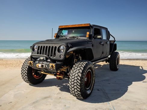Used 2014 Jeep Wrangler Unlimited Rubicon w/ Connectivity Group AWD/4WD image 1