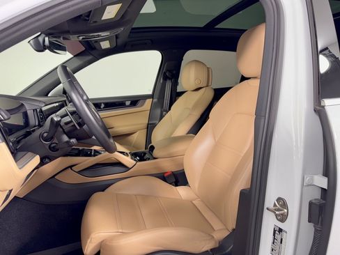 Certified 2024 Porsche Cayenne AWD/4WD image 5