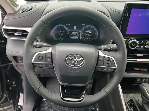 New 2026 Toyota Highlander Platinum image 13