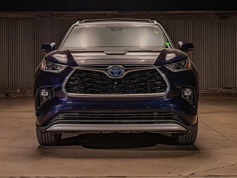 Used 2021 Toyota Highlander Platinum AWD/4WD image 2