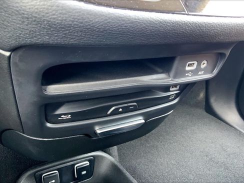 Used 2019 Chrysler Pacifica Limited w/ Advanced Safetytec Group FWD image 32