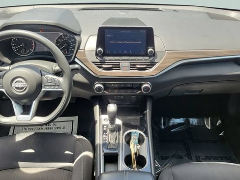 Used 2024 Nissan Altima 2.5 SV FWD image 11