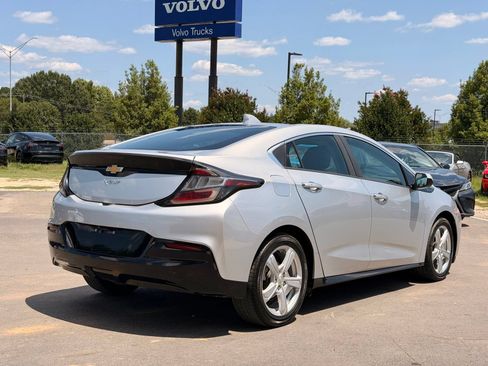 Used 2017 Chevrolet Volt LT w/ Comfort Package FWD image 11