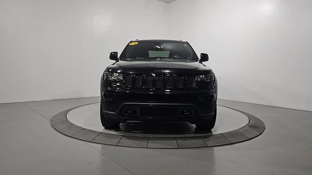 Used 2019 Jeep Grand Cherokee Laredo RWD image 9