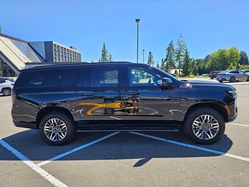 New 2026 Chevrolet Suburban Z71 w/ Comfort Package AWD/4WD image 6