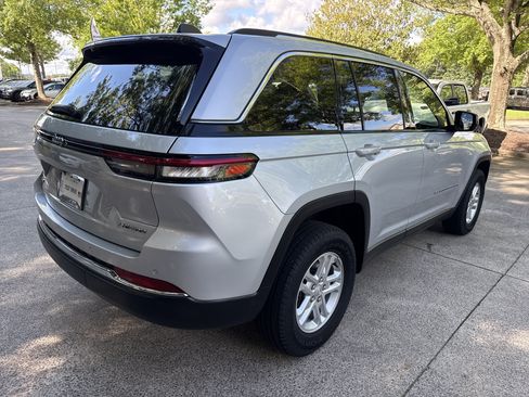 Used 2023 Jeep Grand Cherokee Laredo AWD/4WD image 7