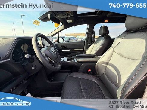 Used 2025 Toyota Sienna Platinum image 26