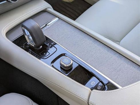 Certified 2025 Volvo XC90 B6 Plus w/ Protection Package Premier image 14