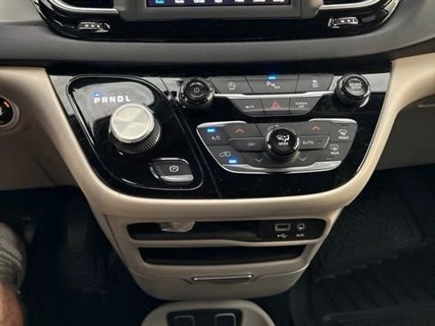Used 2020 Chrysler Pacifica Touring w/ Cold Weather Group FWD image 9