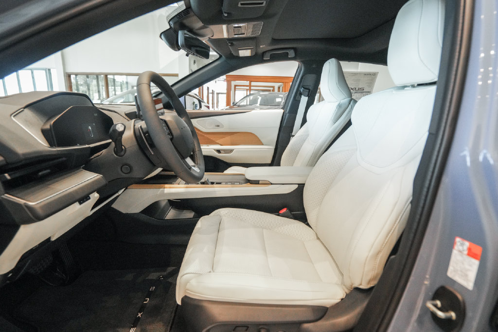 New 2026 Lexus ES 350e w/ Accessory Package (Z1) FWD image 8
