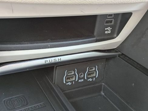Used 2022 Chrysler Pacifica Limited w/ Uconnect Theater Family Group FWD image 28