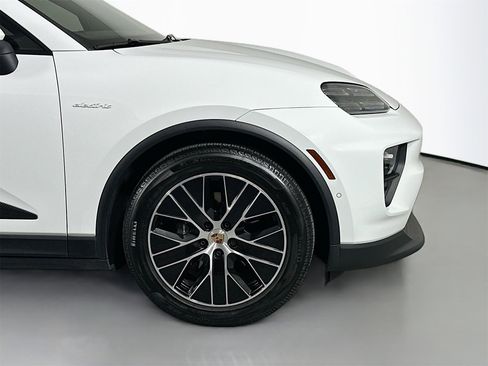 Certified 2025 Porsche Macan Electric image 14