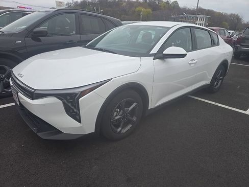 Used 2025 Kia K4 LXS FWD image 1