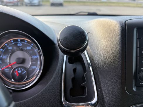 Used 2014 Chrysler Town & Country Touring image 20