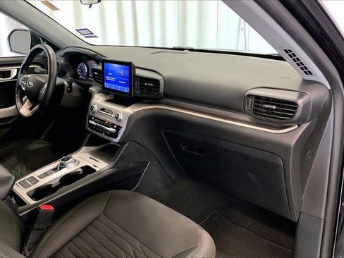 Used 2021 Ford Explorer XLT image 28