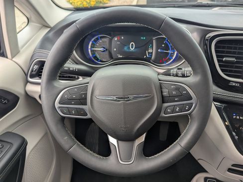 Used 2024 Chrysler Pacifica Select image 22