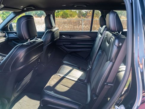 Used 2023 Jeep Grand Cherokee L Laredo image 17