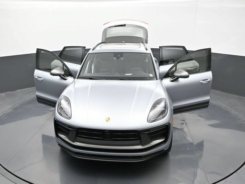 Certified 2025 Porsche Macan Turbo AWD/4WD image 33