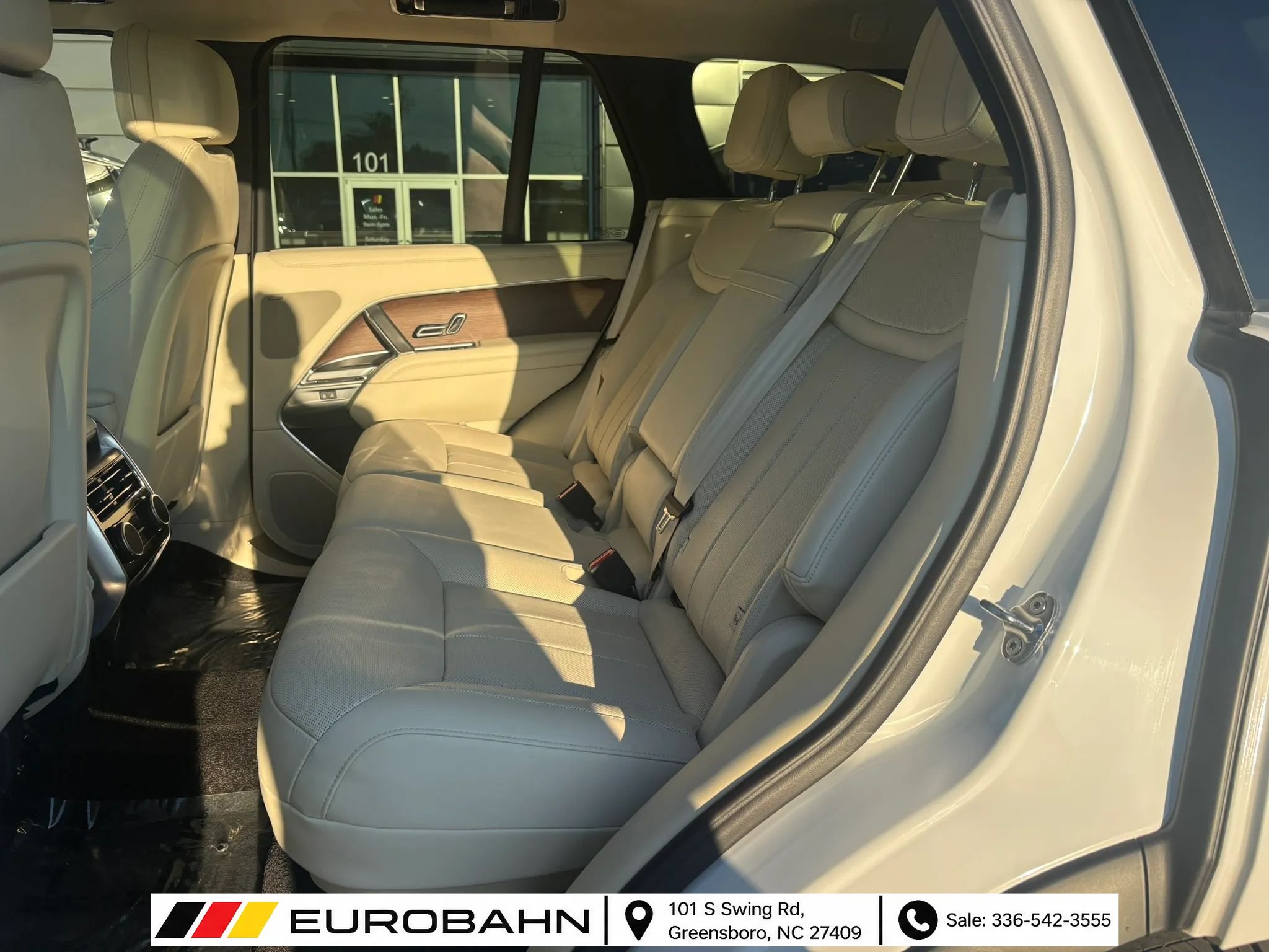 Used 2025 Land Rover Range Rover SE AWD/4WD image 10