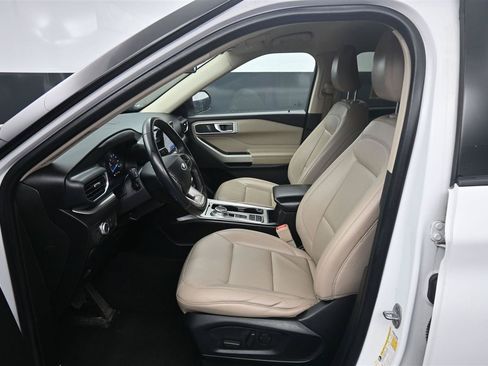 Used 2021 Ford Explorer XLT w/ Equipment Group 202A RWD image 11