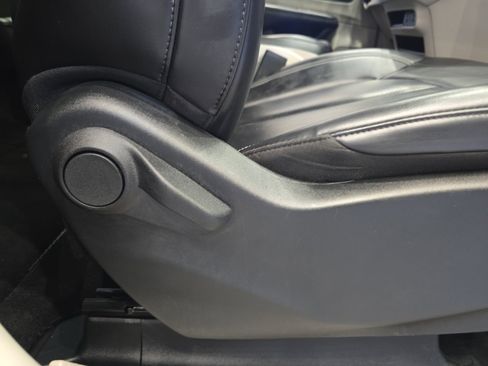 Used 2023 Chrysler Pacifica Touring-L FWD image 28