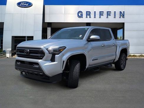 Used 2025 Toyota Tacoma SR5 AWD/4WD image 11