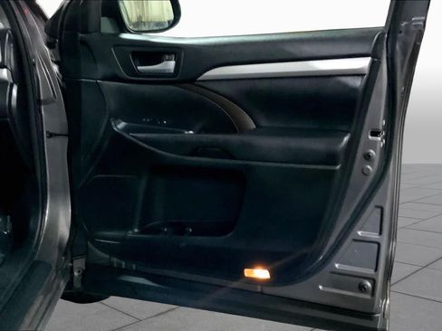 Used 2018 Toyota Highlander XLE AWD/4WD image 23
