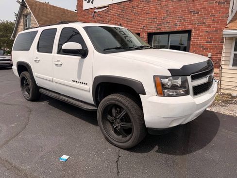Used 2007 Chevrolet Suburban LT w/ LT Preferred Equipment Group AWD/4WD image 2