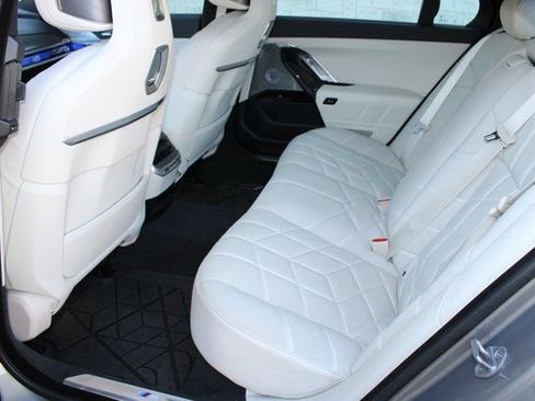 Used 2023 BMW 740i w/ Executive Package image 5