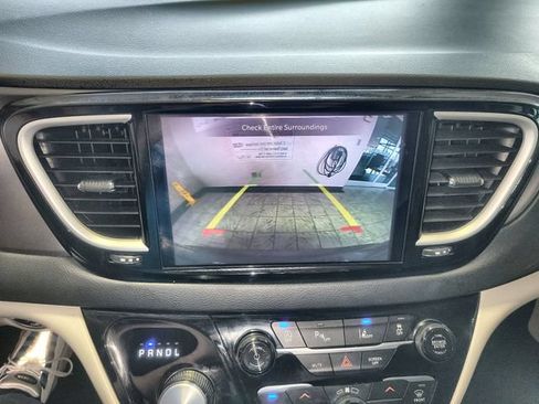 Used 2023 Chrysler Pacifica Touring-L FWD image 17