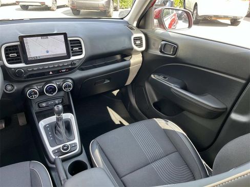 Used 2024 Hyundai Venue Limited image 30