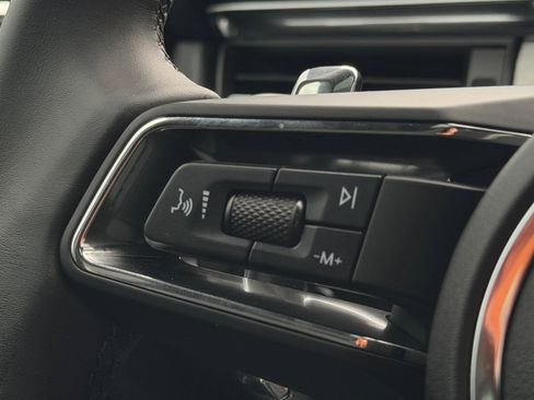 Certified 2025 Porsche Macan AWD/4WD image 26