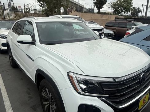 Used 2025 Volkswagen Atlas Cross Sport SE FWD image 2